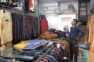 मुरादाबाद: गारमेंट्स की दुकानों में हुई चोरी, छत काट कर चोर ले गए लाखों का कपड़ा