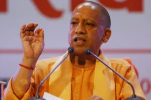 अखिलेश पर योगी का निशाना: बोले- कोरोना काल मे दुबकने वालों को घरों मे कैद कर दे जनता