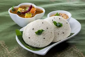 घर पर बनाएं बेहद आसान और हेल्दी रवा इडली, जानें इसकी रेसिपी