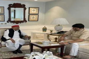 लखनऊ: मुलायम सिंह यादव से मिले रघुराज प्रताप सिंह ‘राजा भैया’