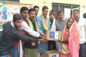 रायबरेली: कांग्रेसियों ने राशन किटों का गरीबों में किया वितरण