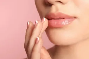 सर्दियां आते ही फटने लगते हैं होंठ तो अपनाएं ये आसान टिप्स