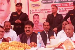 अयोध्या: वॉलीबॉल प्रतियोगिता का हुआ शुभारंभ, एक ही मंच पर बैठे दिखे विनय कटियार और बबलू सिंह