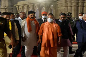 सीएम योगी ने की काशी विश्वनाथ धाम कॉरिडोर लोकार्पण की तैयारी की समीक्षा