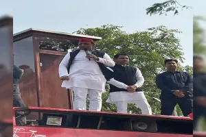 हरदोई: क्रांति रथ पर अखिलेश यादव के साथ सवार हुए सुभाष पाल