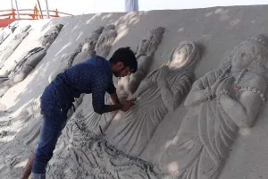 अयोध्या: बीएचयू के सैंड आर्टिस्टों ने राम कथा पार्क के बाहर रेत पर बनाया राम मंदिर