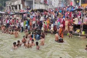 रायबरेली: कार्तिक पूर्णिमा पर उमड़ा श्रद्धा का सैलाब, लाखों ने लगाई गंगा में डुबकी