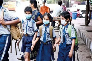 Gujarat School Reopen: पहली से पांचवी तक के विद्यार्थियों के लिए कल से शुरू होंगी ऑफलाइन कक्षाएं