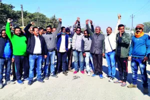 हल्द्वानी: बरेली रोड पर वाहन स्वामियों से किया सांकेतिक जाम, अब मुख्यमंत्री से मिलने देहरादून जाएंगे