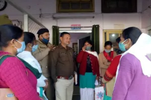 रामनगर: शराब के विरोध में छोई की महिलाओं ने एसएसआई को घेरा, सुनाई खरी-खरी