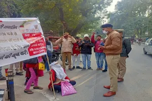 मुरादाबाद : लापता नाबालिग बेटी की बरामदगी को धरने पर बैठी मां