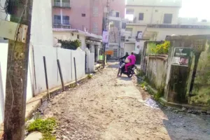 हल्द्वानी:  ‘डेढ़ साल पहले सड़क खोदकर गायब हो गए ठेकेदार’, नाराज लोगों ने दी गुमशुदगी की तहरीर