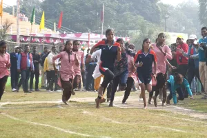 बरेली: खेलकूद प्रतियोगिता में बच्चों को नंगे पैर दौड़ाया, पैरों में चुभे कंकड़