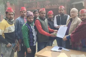 बरेली: ठंड में स्वेटर न बंटने पर छात्रों का चढ़ा पारा