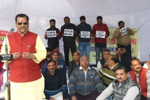 बरेली: मंडी शुल्क फिर लागू होने पर व्यापारियों का प्रदर्शन