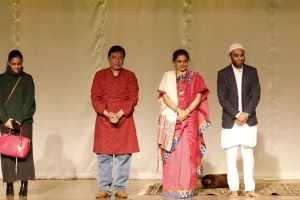 बरेली: हास्य, व्यंग्य और भावनाओं से सराबोर नाटक इनसे मिलिए का मंचन