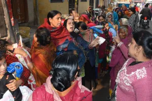 बरेली: राशन लेने के लिए टूट पड़ी लोगों की भीड़