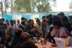 बरेली: सामूहिक विवाह पंडाल में प्रधानों ने काटा हंगामा, रिश्वत लेने का आरोप