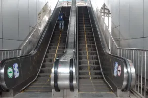 बरेली: नया एस्केलेटर चालू करने की तैयारी, पुराना चलता नहीं