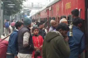 बरेली: ओमिक्रान का खतरा भूल खचाखच भरी ट्रेनों में सफर कर रहे यात्री