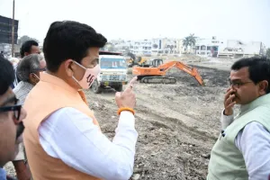 बरेली: जेसीबी लगाकर साफ हो रही डेलापीर तालाब की सिल्ट