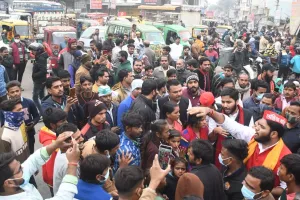 बरेली: बिचपुरी की जमीन को लेकर किसानों का हंगामा