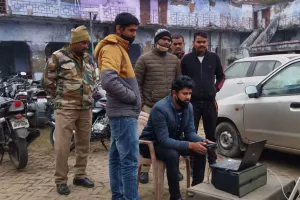 बरेली: रोड शो से पहले छतों से हटवाए ईंट व पत्थर