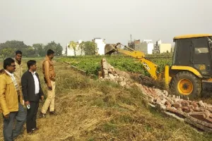 अमरोहा : अवैध कालोनियों पर चला प्रशासन का बुल्डोजर