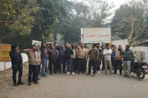 बरेली: वेतन वृद्धि की मांग को लेकर कैंफर फैक्ट्री कर्मचारियों ने किया हंगामा