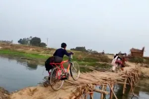 बरेली: एक्सप्रेस-वे के जमाने में लकड़ी पुल पर दौड़ रही जिंदगी