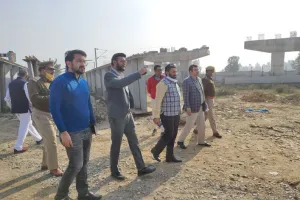 बरेली: हुलासनगरा के अधूरे ओवरब्रिज की स्थिति देखने पहुंचे डीएम