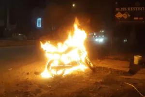 बरेली: शराबी पति को छोड़ मायके जाने लगी पत्नी, तो गुस्से में पति ने फूंक दी घर के बाहर खड़ी बाइक