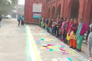 बरेली कॉलेज में बनाई गई 75 फीट लंबी रंगोली, दिया मतदाता जागरुकता का संदेश