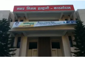 हल्द्वानी: चार सफाई कर्मचारियों की नहीं हुई बहाली, मेयर के घर पहुंचे कर्मचारी नेता