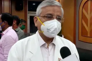 AIIMS डायरेक्टर रणदीप गुलेरिया ने ओमिक्रोन के खतरे के बीच दी चेतावनी, कहा- वेरिएंट है सुपर स्प्रेडर