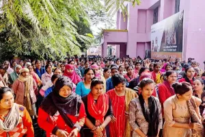 सीतापुर: तीसरे दिन में जारी रहा संविदा कर्मियों का प्रदर्शन, समझौते के प्रयास असफल