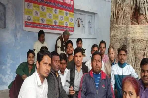 मिर्जापुर: बांहों पर काली पट्टी बांधकर दिव्यांगों ने महंगाई का किया विरोध