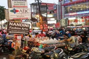 भूतनाथ मार्केट में अतिक्रमण को रोकने के लिए आदर्श व्यापार मंडल ने नगर आयुक्त को सौंपा ज्ञापन