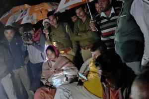 बिजनौर: उद्घाटन के लिए नारियल तोड़ते ही धंस गई सड़क, पर नहीं टूटा नारियल