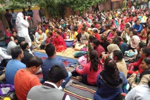 सीतापुर: संविदा कर्मचारी संघ का अनिश्चित कालीन धरना-प्रदर्शन शुरू, कई स्वास्थ्य सेवाएं ठप