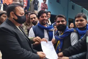 संभल: आंबेडकर की प्रतिमा हटाने पर भीम आर्मी भड़की, एसडीएम और सीओ ने पहुंचकर स्थिति को संभाला