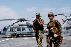 टीका लगवाने से इंकार करने पर अमेरिकी नौसेना का कमांडर बर्खास्त