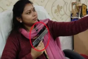 TMC नेता सरकारी दफ्तर में बंदूक के साथ पोज देतीं आईं नजर, BJP नेता बोले- तलाशी लेंगे तो मिलेंगे बम और राइफल भी