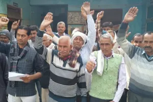 अमरोहा: जहां बन रहा पंचायत घर वहां पहुंचने का रास्ता तक नहीं, ग्रामीणों का प्रदर्शन शुरू