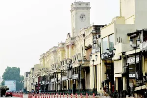 लखनऊ: हजरतगंज की खूबसूरती को धूमिल करती होल्डिंग को हटाएगा नगर निगम