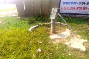 बरेली: ठेकेदार ने बिना अनुमति उखाड़ दिया सरकारी हैंडपंप, जल निगम बोला- दिया जाएगा नोटिस
