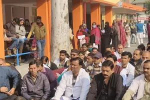 मुरादाबाद: दो घंटे कार्य बहिष्कार से दवा वितरण प्रभावित, मरीज परेशान