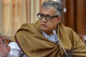 डेरेक ओ ब्रायन संसद परिसर में 12 निलंबित सांसदों के साथ धरने पर बैठे