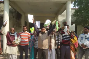 रायबरेली: पूर्ति कार्यालय में तालाबंदी के खिलाफ ग्रामीणों का प्रदर्शन