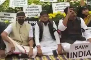 12 सांसदों के निलंबन पर विपक्ष ने काली पट्टी बांधकर शुरू किया विराेध प्रदर्शन, बहाल करने की मांग